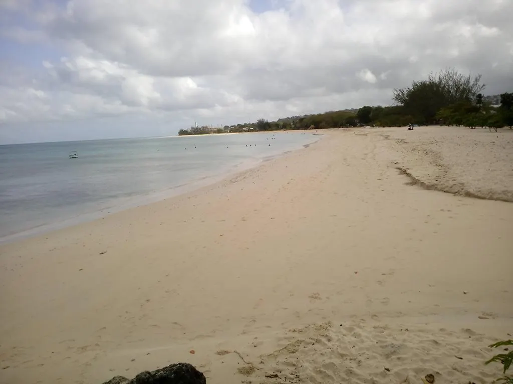 Spacious Colonial Bridgetown Daire